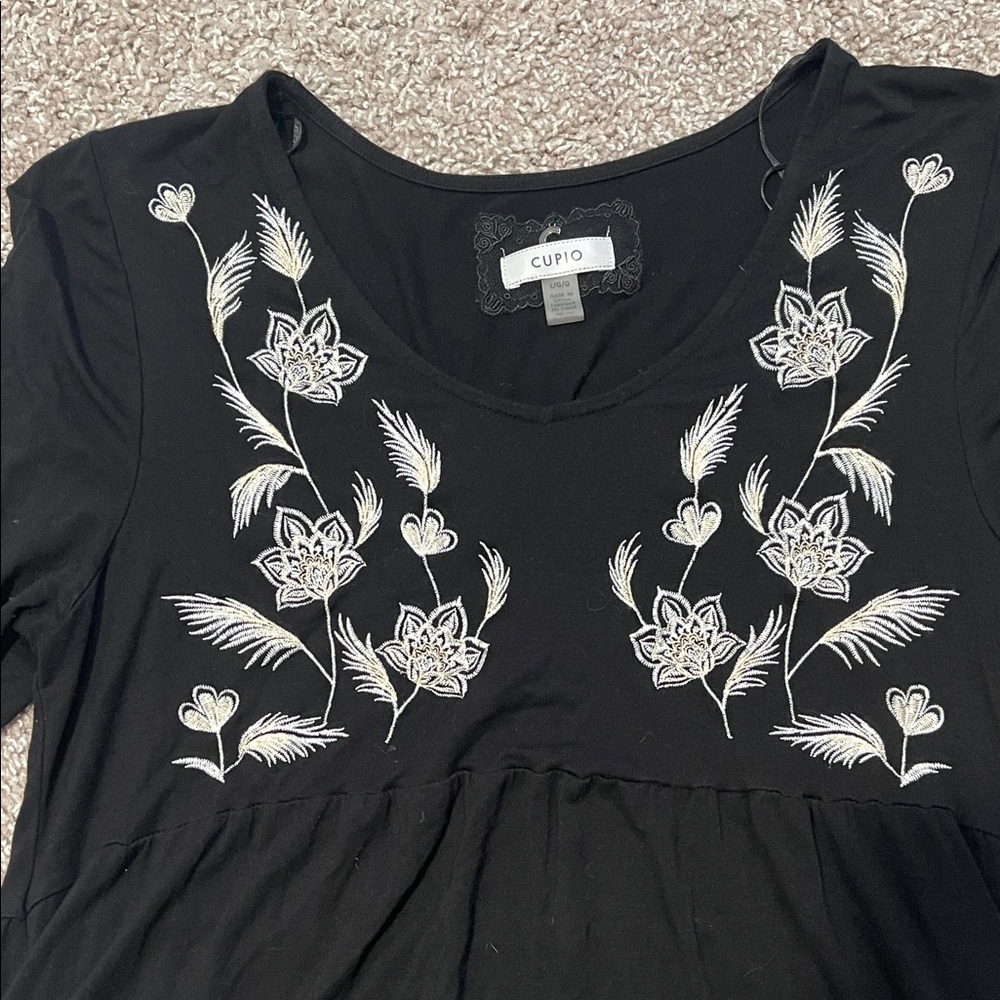 Cute Cupio Black Dress with White Floral Embroidery - Picture 2 of 4